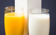 Có nên cho con uống nước cam và probi hoặc ăn váng sữa cùng lúc?