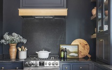 Nội thất căn bếp màu xanh đen với view tuyệt đẹp ra núi rừng