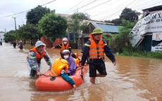Quảng Trị: Nước lũ bất ngờ bủa vây, “giải cứu” hàng trăm học sinh