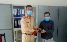 CSGT ở Hà Tĩnh trao trả tài sản nhặt được cho người dân