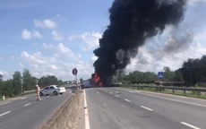 Quảng Trị: Xe tải tự gây tai nạn, bốc cháy dữ dội trên quốc lộ 1