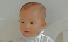 Khoảnh khắc tạo dáng siêu cưng của Lisa - Leon nhà Hồ Ngọc Hà khi chụp bộ ảnh kỷ niệm tròn 11 tháng tuổi
