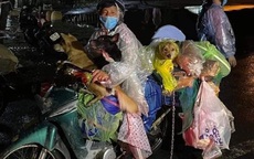 Sáng 10/10: Dân Sài Gòn mua sắm "phục thù" sau dịch; chuyến hồi hương đặc biệt của 15 chú chó gây xúc động mạnh