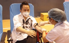 Ca sỹ Tùng Dương tham gia hiến máu tại Hà Tĩnh