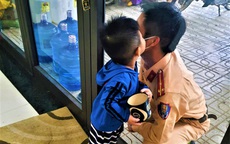 Xúc động hình ảnh chiến sĩ công an về thăm nhà nhưng chỉ dám hôn con qua cửa kính