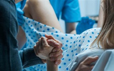 Vợ và người tình sinh con cùng ngày, người chồng vội chạy đến bệnh viện nhưng hành động của anh ta mới khiến mọi người ngỡ ngàng