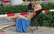 Hình ảnh cô gái ăn mặc mát mẻ, ngồi phơi nắng giữa ngã tư khiến người đi đường hoang mang