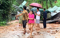 Sạt lở kinh hoàng ở Quảng Nam, quả đồi đổ sập xuống nhà dân sau tiếng nổ lớn
