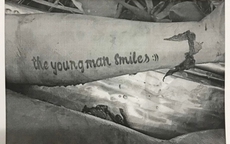 Tìm thân nhân thi thể trôi sông có chữ 'the young man smiles' trên tay