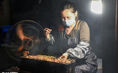 Quán thịt xiên "chờ" ở Hà Nội: Giá ngang cốc trà đá, ngày 1000 xiên bay vèo
