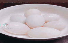 Phân biệt trứng sống - trứng chín bằng một mẹo siêu hay, chắc chắn nhiều chị em chưa biết cách này!