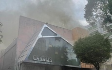 Cháy lớn quán bar ở trung tâm TPHCM, khói lan tỏa mù mịt