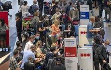 Nam Phi: Du khách đổ xô đến sân bay tháo chạy vì biến thể mới Omicron