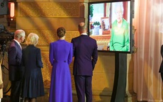 Tín hiệu rõ ràng từ Nữ hoàng Anh khiến nhà Meghan hiểu họ đã bị "ra rìa" nhưng màn đáp trả đầy ngạo mạn mới thực sự gây chú ý