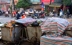 Xe rác ùn ứ, bốc mùi hôi thối khắp nơi trên đường phố Hà Nội
