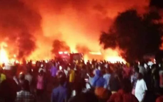 Đổ xô "hôi" nhiên liệu, hơn 90 người thiệt mạng trong biển lửa