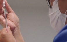Người đàn ông tiêm 10 liều vaccine COVID-19 trong một ngày