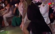 Cô dâu ăn mặc lõa lồ, nhảy nhót sexy trước mặt chồng và họ hàng trong đám cưới gây tranh cãi