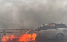 Xe ô tô 7 chỗ bốc cháy dữ dội trong ngày mưa bão