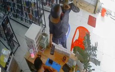 Nhân viên tiệm phụ kiện điện thoại ngủ quên bị kẻ trộm lấy mất điện thoại ngay trước mặt