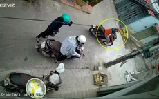 Cô gái bị giật túi xách ngã ngửa ra đường, camera hé lộ thủ đoạn ít ai ngờ của đối tượng gian manh