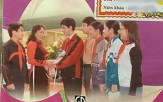 Nam sinh cầm hoa tặng cô giáo trên bìa sách giáo khoa GDCD lớp 8: Công việc gây bất ngờ, còn visual ra sao?