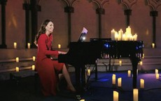 Công nương Kate khoe tài chơi piano mừng Giáng sinh khiến người hâm mộ xuýt xoa