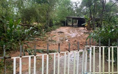 Thừa Thiên Huế: Mưa lớn, đất đá ào ào đổ về theo dòng lũ, di dời khẩn cấp 14 hộ dân