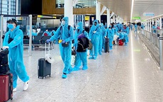 Bao nhiêu người đi cùng chuyến bay với bệnh nhân nhiễm biến chủng Omicron đầu tiên ở Việt Nam?