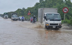 Hà Nội mưa tầm tã, đường gom Đại lộ Thăng Long ngập sâu cả mét