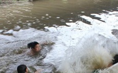 Dũng cảm lao xuống sông cứu em nhỏ, nam sinh lớp 7 bị nước cuốn trôi