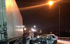 Mercedes GLC bẹp dúm sau khi tông xe tải, tài xế tử vong trên ghế lái