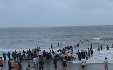Thanh Hóa: Hàng trăm người tìm kiếm tung tích 3 em nhỏ mất tích trên biển