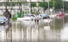 Chung cư ở Hà Nội ngập sâu, hàng loạt xế hộp bị 'nhấn chìm' sau trận mưa lớn đầu tuần