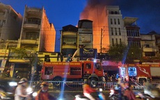 TP.HCM: Cháy nhà mặt tiền đường Lý Thường Kiệt, ùn tắc giao thông nghiêm trọng