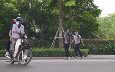 Hà Nội: Bất chấp nguy hiểm, nhiều người đi bộ không dùng cầu vượt, chọn cách băng qua 12 làn xe để sang đường Phạm Văn Đồng