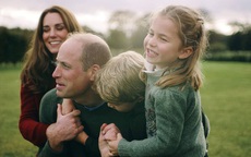 Vợ chồng Công nương Kate chia sẻ đoạn video làm "tan chảy" trái tim người hâm mộ với loạt khoảnh khắc đời thường vui vẻ bên 3 con