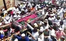 Hàng nghìn người chen chúc trong đám tang ở Ấn Độ giữa đại dịch
