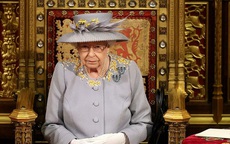 Nữ hoàng Anh tái xuất với bài phát biểu đặc biệt, Meghan Markle cũng đưa ra thông báo quan trọng nhưng bị đào lại quá khứ đầy mâu thuẫn
