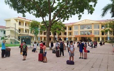 8 học sinh ở Bắc Giang mắc COVID-19, gần 800 thầy trò mang hành lý đi cách ly tập trung