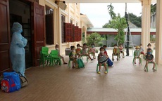 Hình ảnh 24 trẻ mầm non ở Hà Nam theo cô giáo đi cách ly tập trung sau khi bạn học 3 tuổi dương tính với SARS-CoV-2