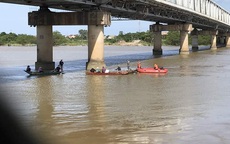 Tìm thấy thi thể cô gái nhảy cầu Bến Thủy tự tử