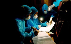 Xúc động hình ảnh các y bác sỹ trắng đêm theo dõi tình hình dịch bệnh COVID-19 tại Vĩnh Phúc
