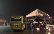 Mưa lớn, Hà Tĩnh điều xe buýt làm chỗ trú mưa cho lực lượng chốt trực phòng, chống dịch