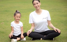 Hà Kiều Anh tập thể dục cùng con gái