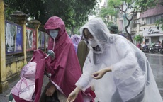 Hà Nội: Mưa tầm tã, thí sinh vất vả “đội mưa” đến điểm thi môn Toán và Lịch sử