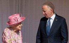 Hình ảnh Nữ hoàng Anh rạng rỡ đón vợ chồng Tổng thống Mỹ Joe Biden