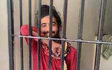 Người đàn ông bị tạm giam vì nuôi tóc dài ở Pakistan