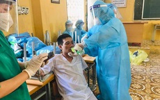 Vì sao nóng đỉnh điểm mà nhân viên y tế ở Bắc Giang vẫn phải mặc bộ đồ kín mít, đến kiệt sức, ngất xỉu?