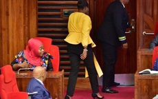Nữ nghị sĩ bị yêu cầu ra khỏi phòng họp vì mặc quần 'bó sát